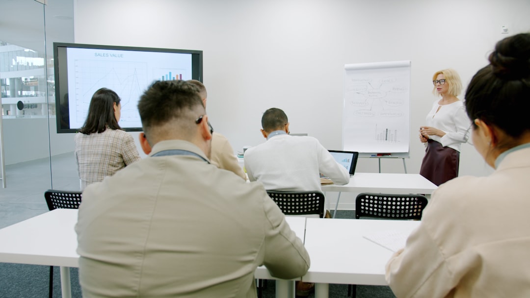 Candidate révisant l'examen d'attestation de capacité de transport, manuels et annales ouverts sur un bureau